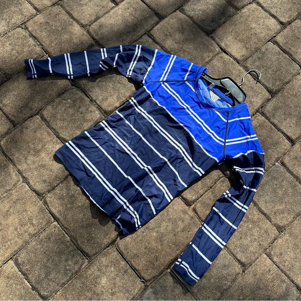 EUC Athleta cropped stripe long sleeve Rashguard